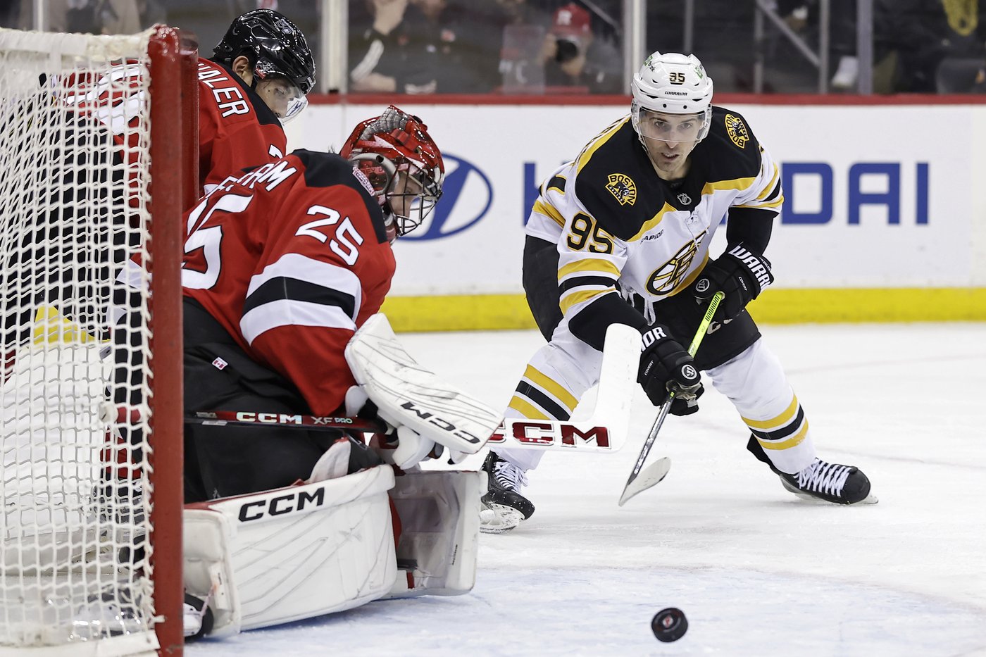 New Jersey Devils goaltender Jacob Markstrom out 4-6 weeks with knee injury | iNFOnews.ca