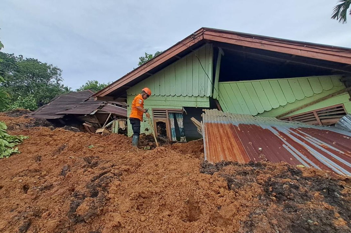 Indonesian rescuers search for survivors as the death toll from floods and landslides tops 300 | iNFOnews.ca
