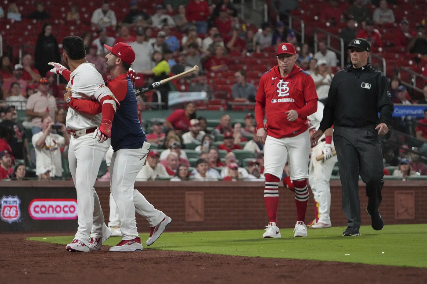Willson Contreras ejected, hits own coach with bat in Cardinals' win over Pirates | iNFOnews.ca Willson Contreras ejected, hits own coach with bat in Cardinals' win over Pirates | iNFOnews.ca