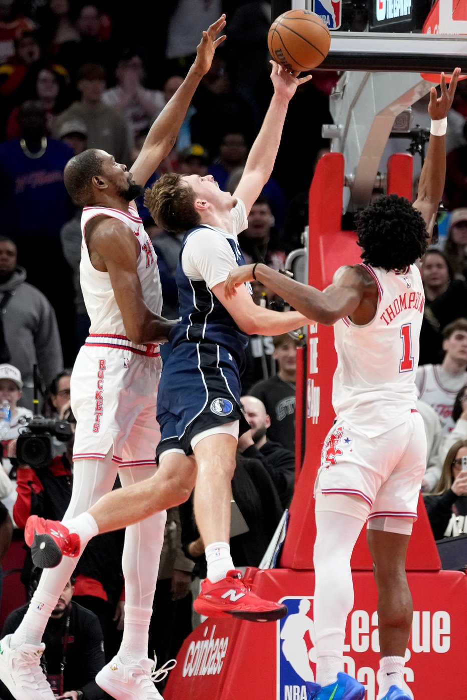Kevin Durant misses Rockets game vs. Pacers after hurting ankle by stepping on fan's foot | iNFOnews.ca Kevin Durant misses Rockets game vs. Pacers after hurting ankle by stepping on fan's foot | iNFOnews.ca
