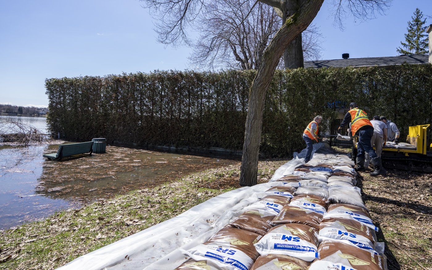 Montreal brings in sandbags, pumps as several provinces on flood alert | iNFOnews.ca