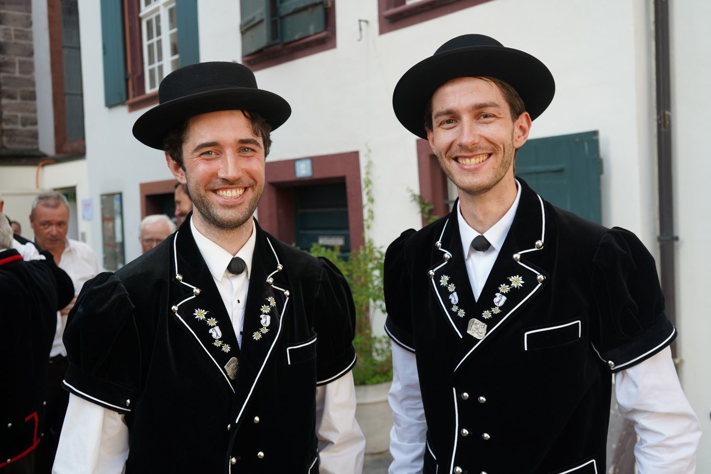 Heat forces yodelers at annual Swiss festival to sing in fountains | iNFOnews.ca Heat forces yodelers at annual Swiss festival to sing in fountains | iNFOnews.ca