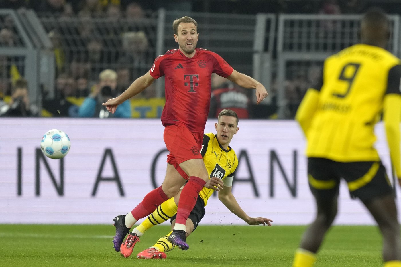 Bayern star Kane leaves 'Klassiker' early with apparent right hamstring injury | iNFOnews.ca