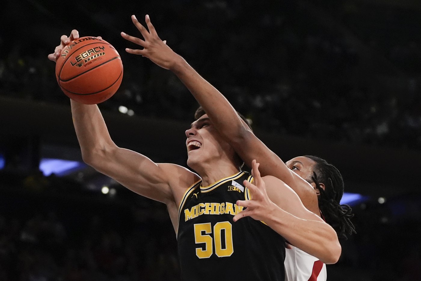 Arkansas holds off No. 14 Michigan 89-87 in Jimmy V Classic at MSG | iNFOnews.ca Arkansas holds off No. 14 Michigan 89-87 in Jimmy V Classic at MSG | iNFOnews.ca