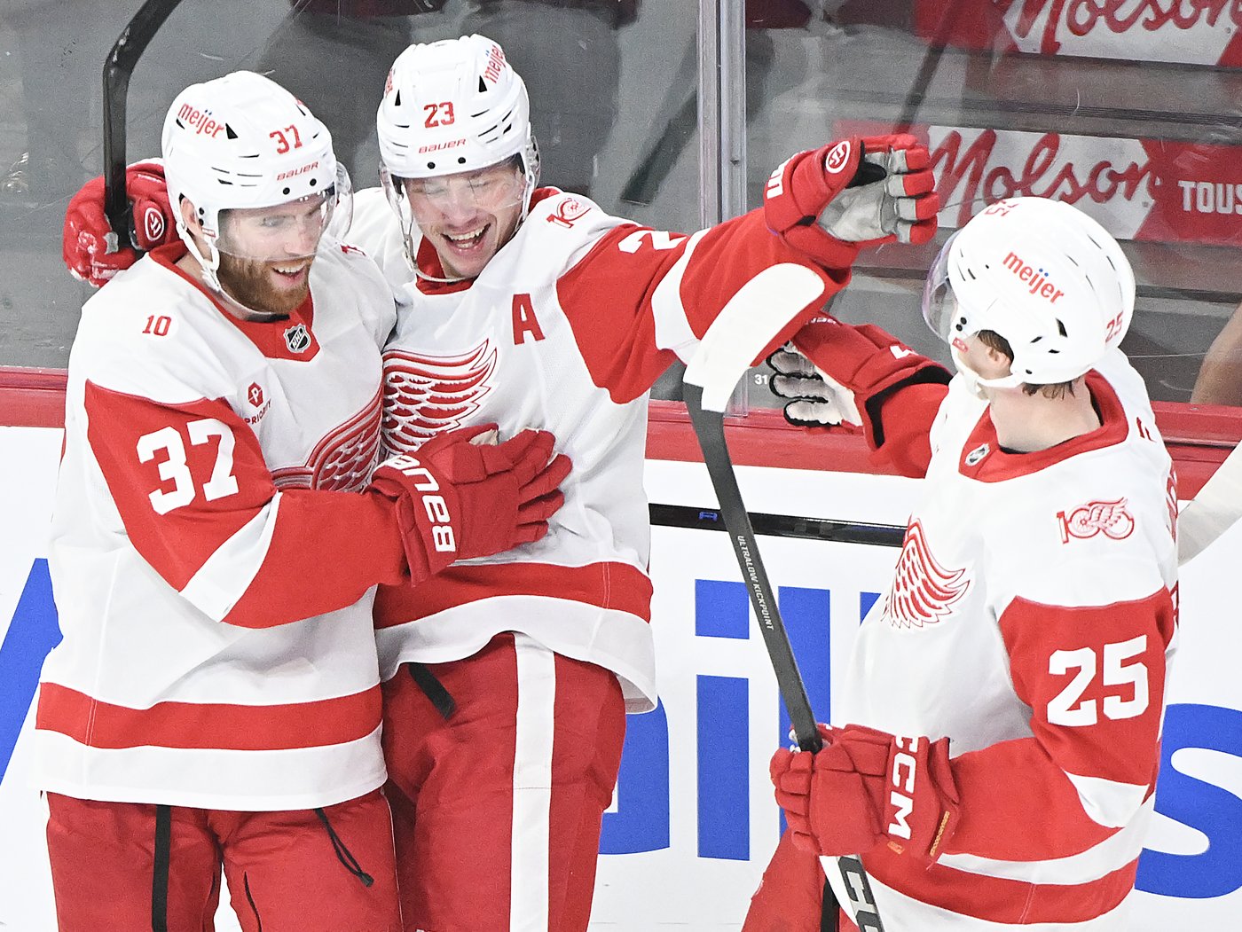 DeBrincat, Gibson lead hot Red Wings to 4-0 win over Canadiens | iNFOnews.ca