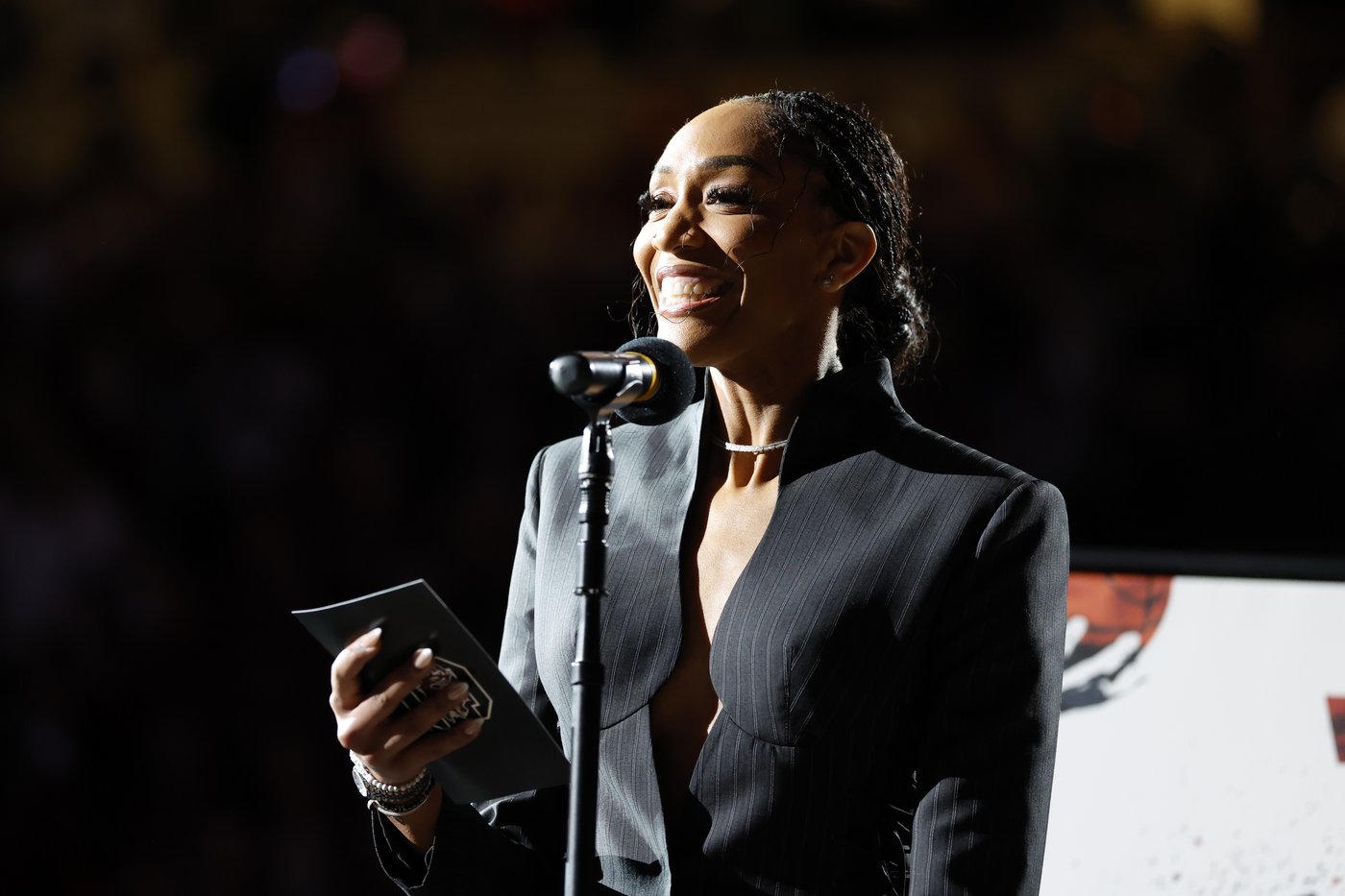 Edwards leads No. 2 South Carolina to 83-66 win over Auburn on day when Wilson's jersey is retired | iNFOnews.ca