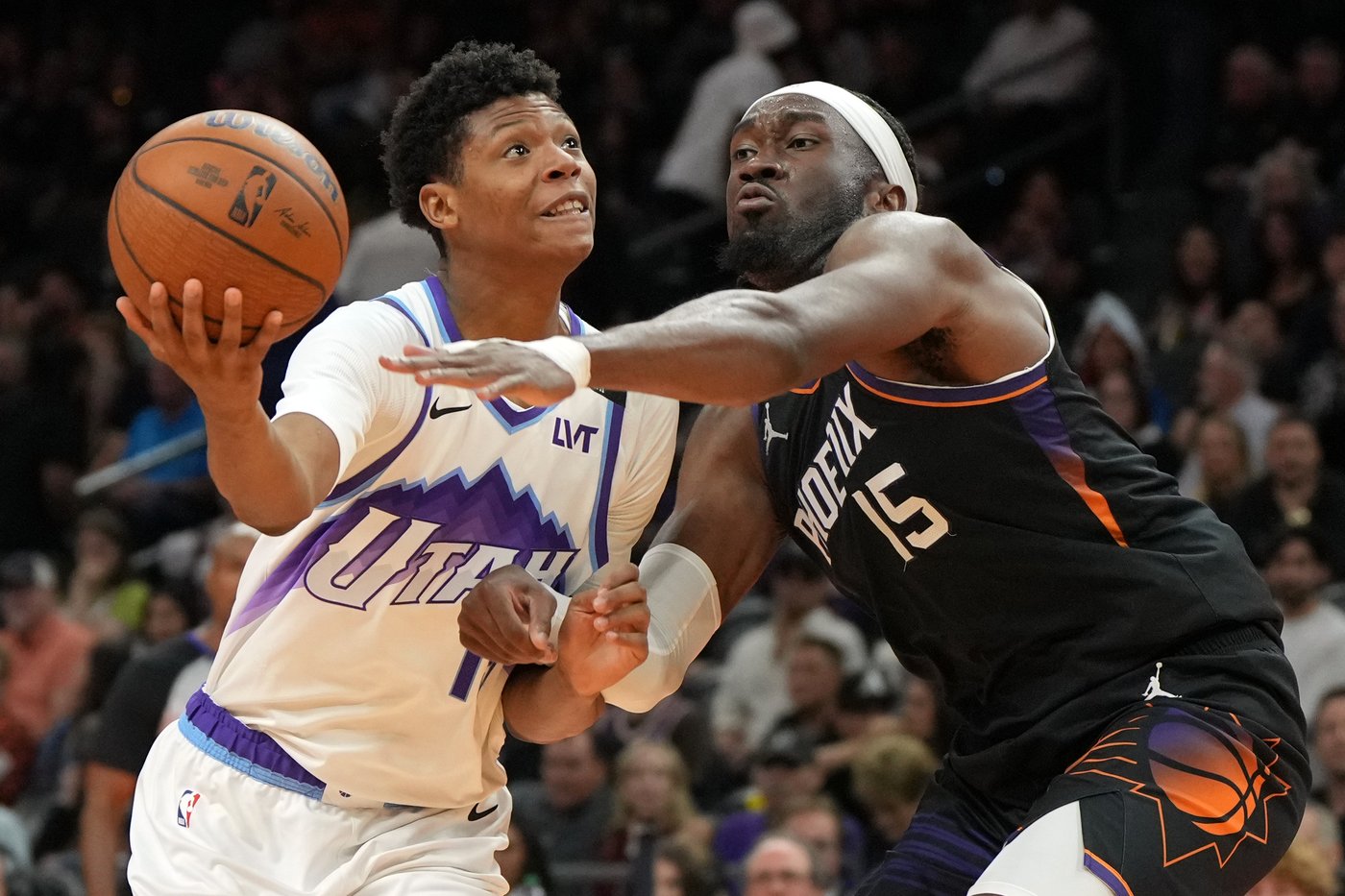 Booker scores 36 as Suns beat Jazz 118-96 | iNFOnews.ca