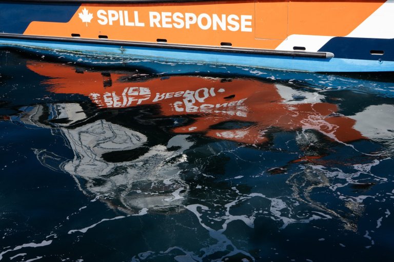 Cleanup underway after oily spill in waters near Nanaimo, B.C. | iNFOnews.ca