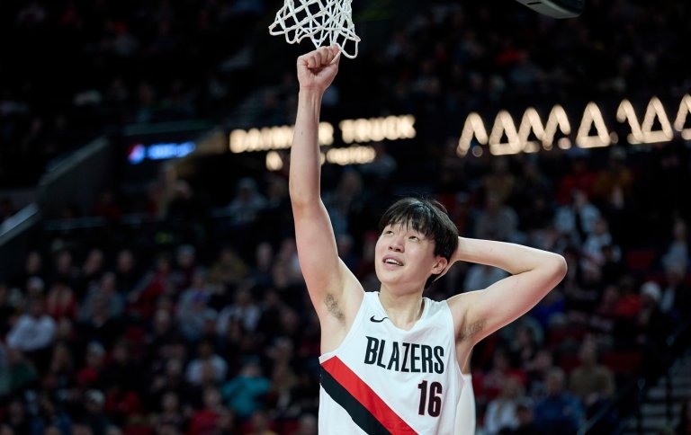 Portland center Yang Hansen takes inadvertent knee to back of head in scary play against Warriors | iNFOnews.ca