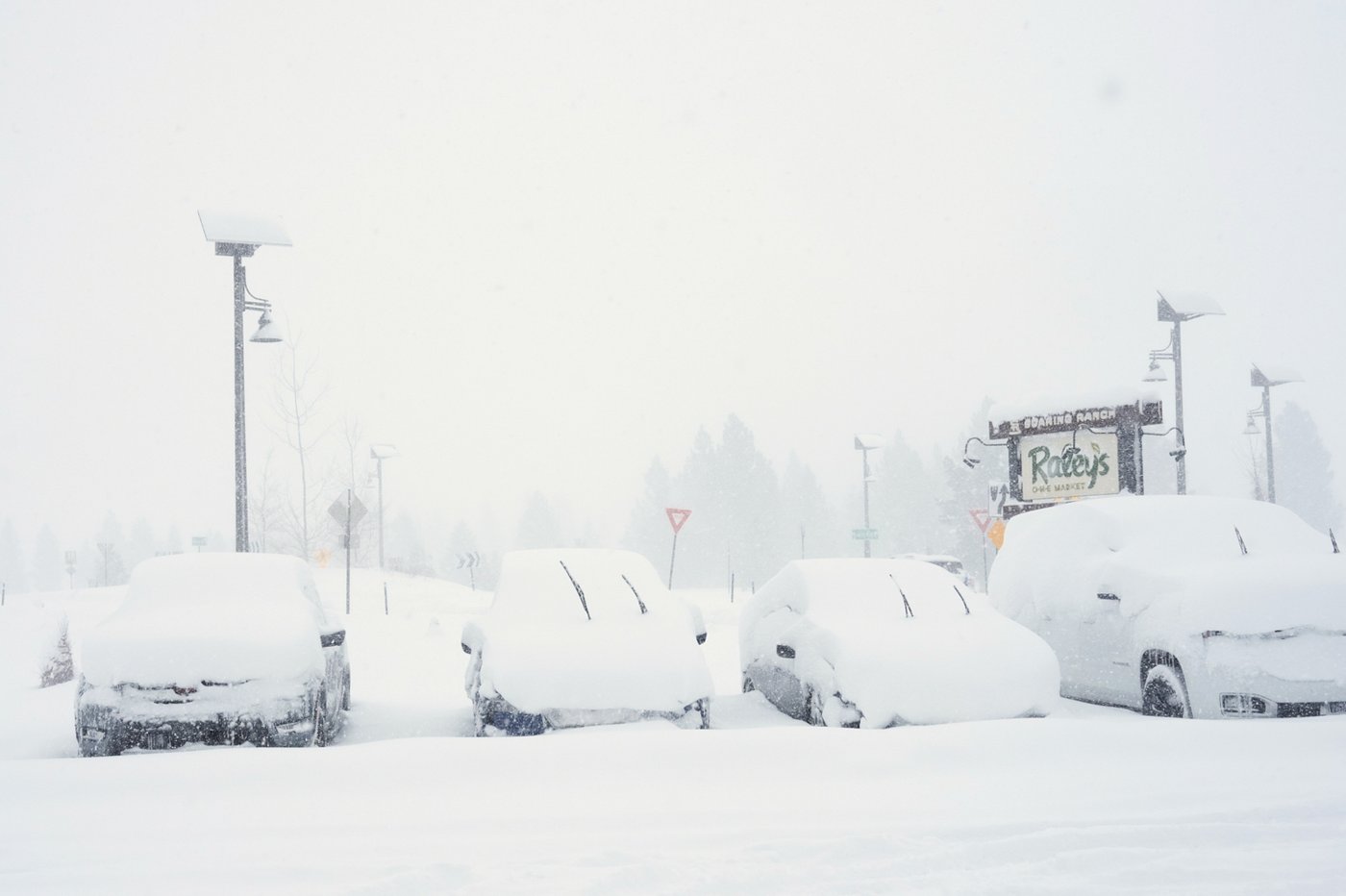 Rescuers race to save 6 skiers trapped by California avalanche that's left 10 more missing | iNFOnews.ca Rescuers race to save 6 skiers trapped by California avalanche that's left 10 more missing | iNFOnews.ca