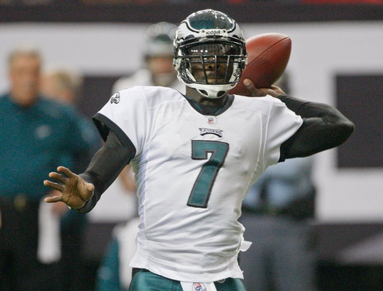 Michael Vick sparked protests when he joined the Eagles in '09. Some fans can't forgive his cruelty | iNFOnews.ca