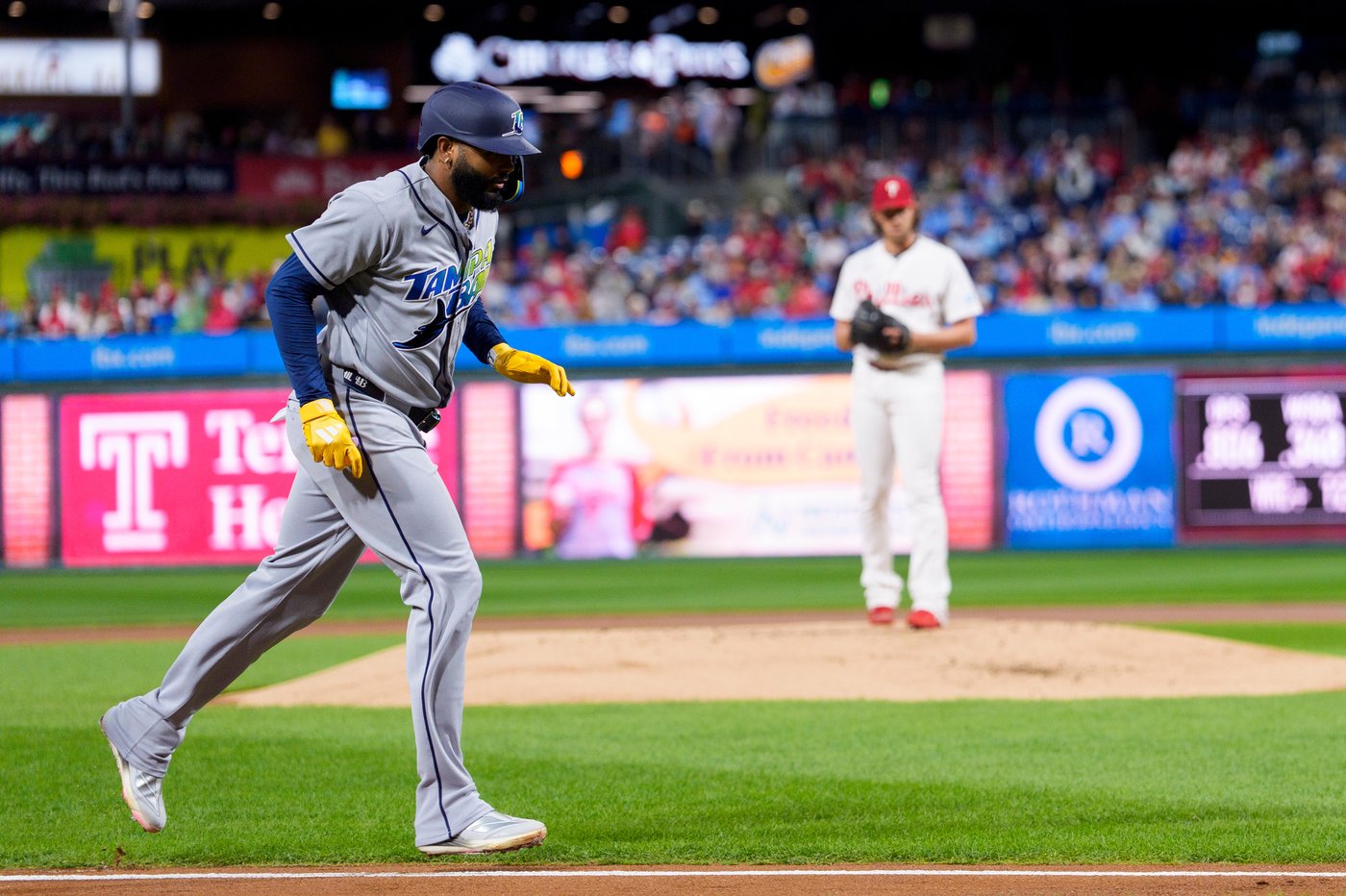 Phillies lose 4th straight game in last-week collapse, will play for NL wild card in season finale | iNFOnews.ca
