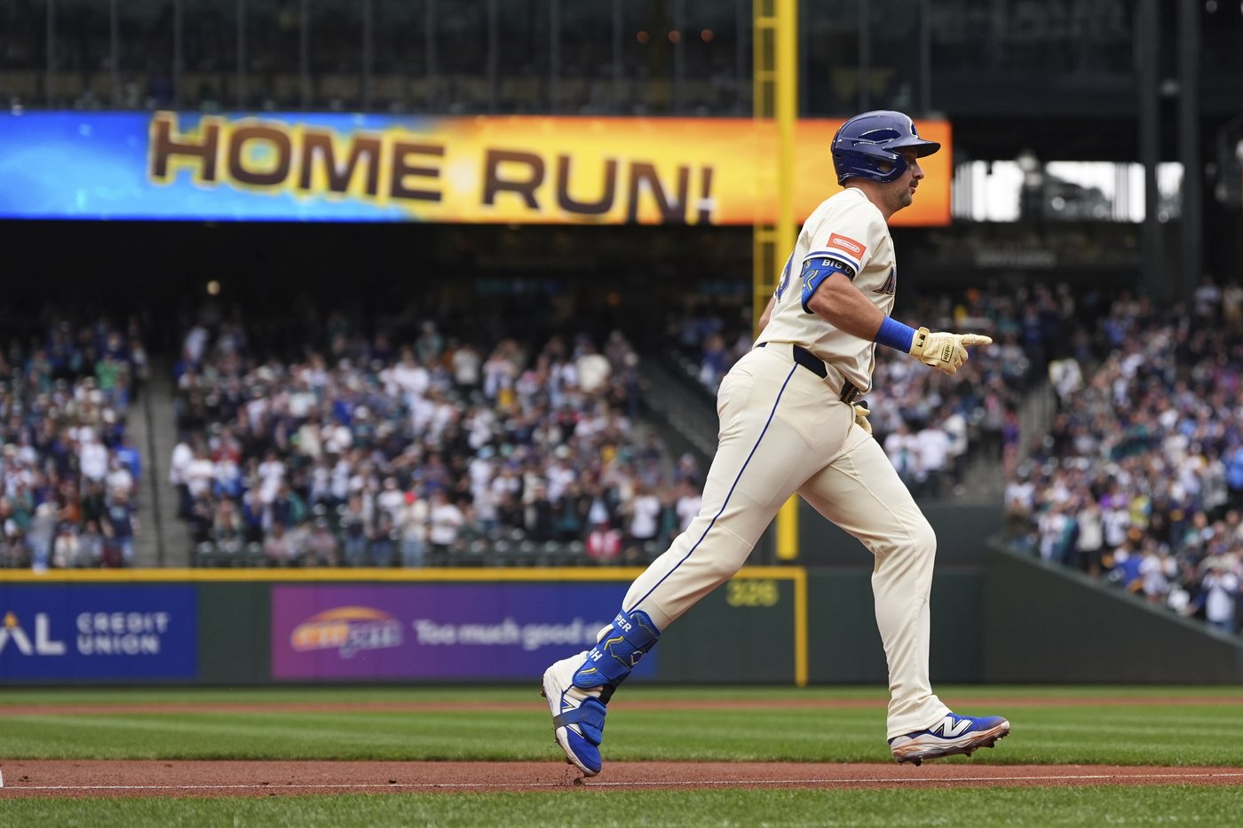 Raleigh matches Mantle, M's beat Angels, take sole possession of AL West lead with 9th win in row | iNFOnews.ca
