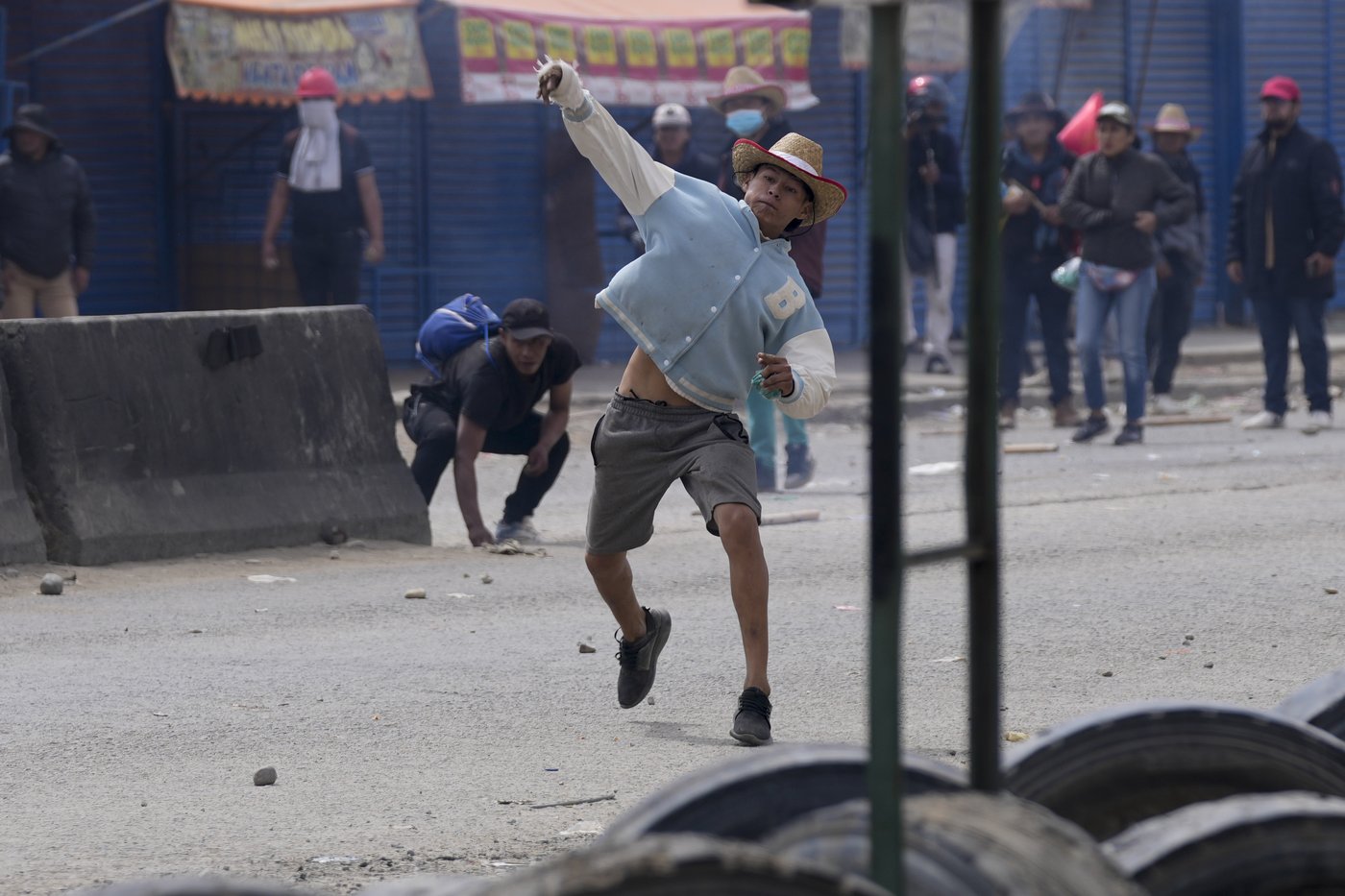 Rival protesters clash in Bolivia as ex-President Evo Morales leads a march to the capital | iNFOnews.ca Rival protesters clash in Bolivia as ex-President Evo Morales leads a march to the capital | iNFOnews.ca