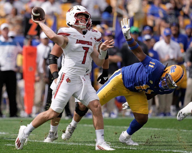 Miller Moss throws 3 TDs as Louisville rallies past Pitt 34-27 | iNFOnews.ca