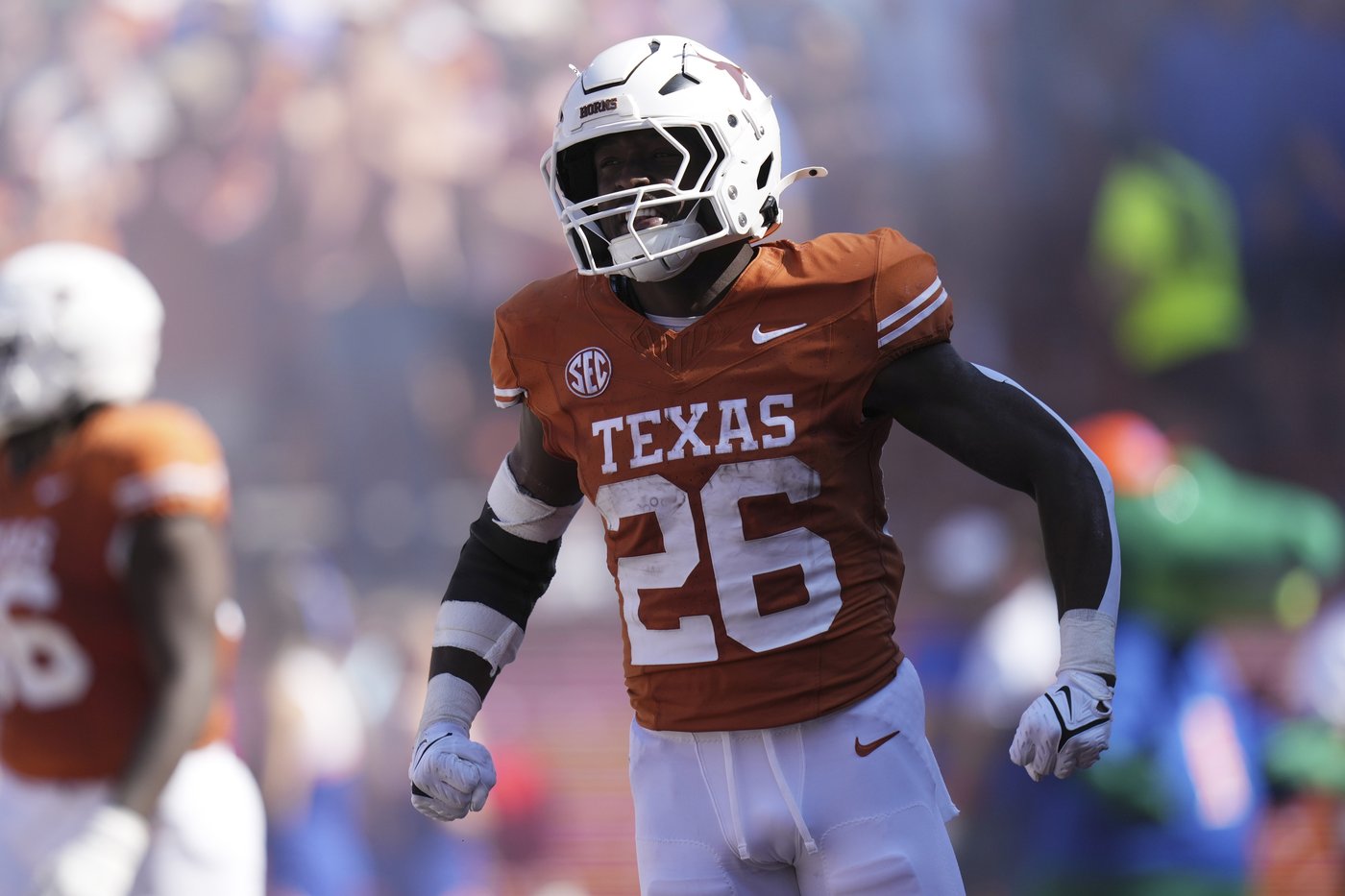Ewers' 5 TD passes lead No. 5 Texas in 49-17 rout of struggling Florida | iNFOnews.ca