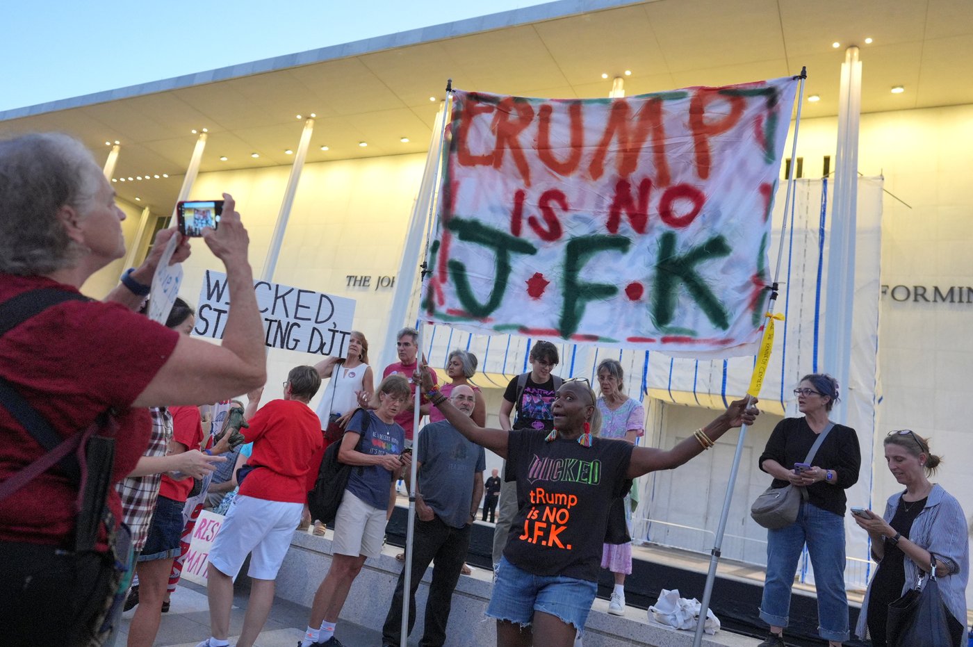 Thousands join protest outside Kennedy Center, expressing concern that Trump might tear it down | iNFOnews.ca Thousands join protest outside Kennedy Center, expressing concern that Trump might tear it down | iNFOnews.ca
