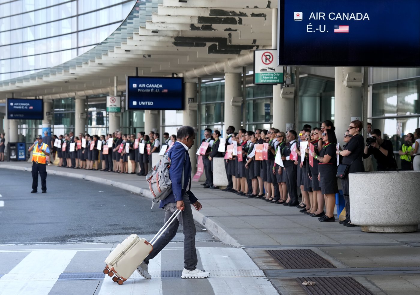 Air Canada flight attendants picket at 4 major airports as bargaining continues | iNFOnews.ca