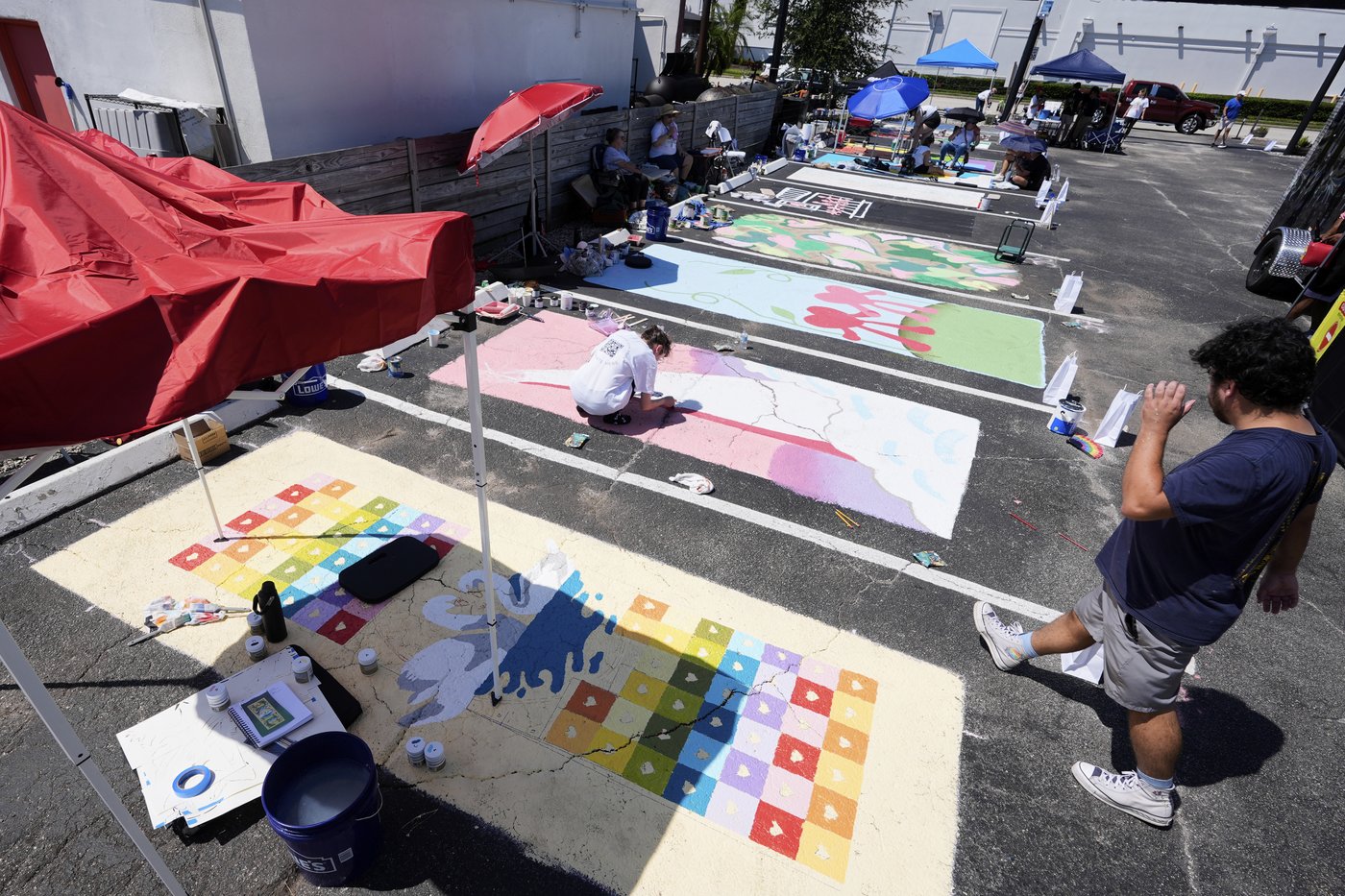 Parking spots used as colorful protest against Florida crackdown on rainbow crosswalks | iNFOnews.ca