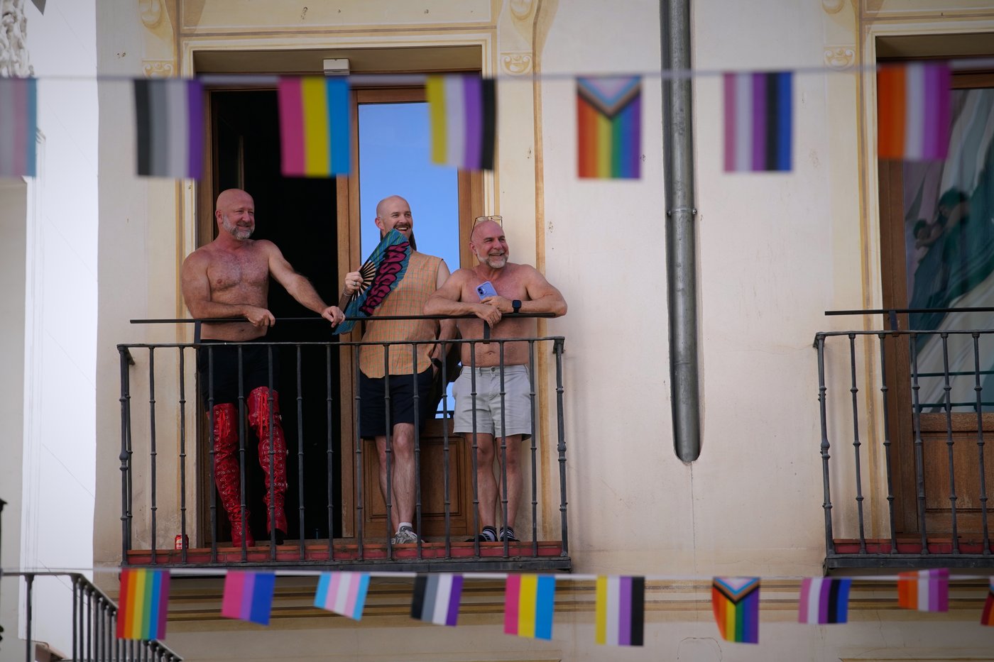 People race through Madrid in high heels during Pride, in photos | iNFOnews.ca