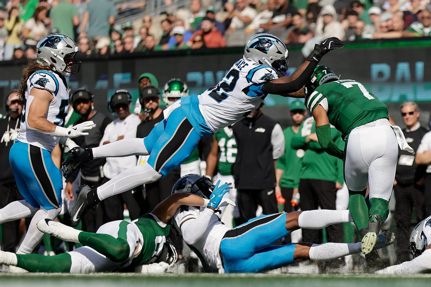 Jets bench Justin Fields for Tyrod Taylor in second half of loss to Panthers | iNFOnews.ca