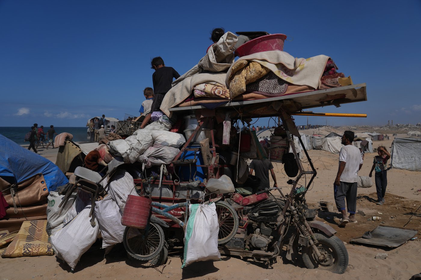 Some Palestinians pack up and move north toward their homes in Gaza after ceasefire goes into effect | iNFOnews.ca