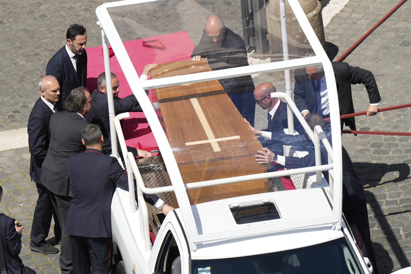 PHOTO COLLECTION: Vatican Pope Funeral Procession | iNFOnews.ca