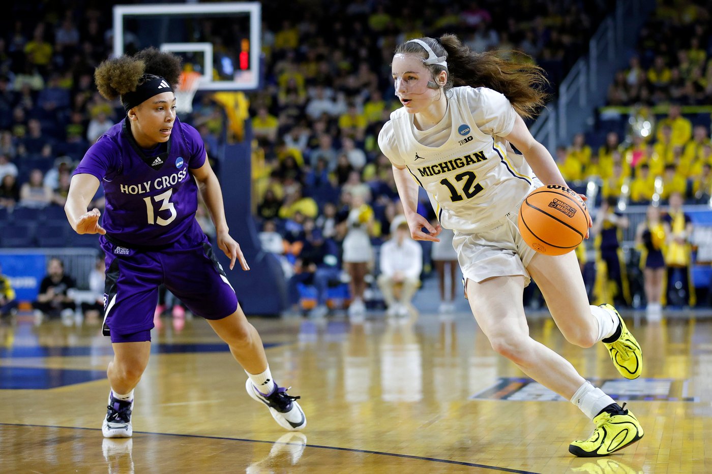 March Madness mismatch: No. 2 Michigan routs Holy Cross 83-48 in women's NCAA Tournament | iNFOnews.ca March Madness mismatch: No. 2 Michigan routs Holy Cross 83-48 in women's NCAA Tournament | iNFOnews.ca