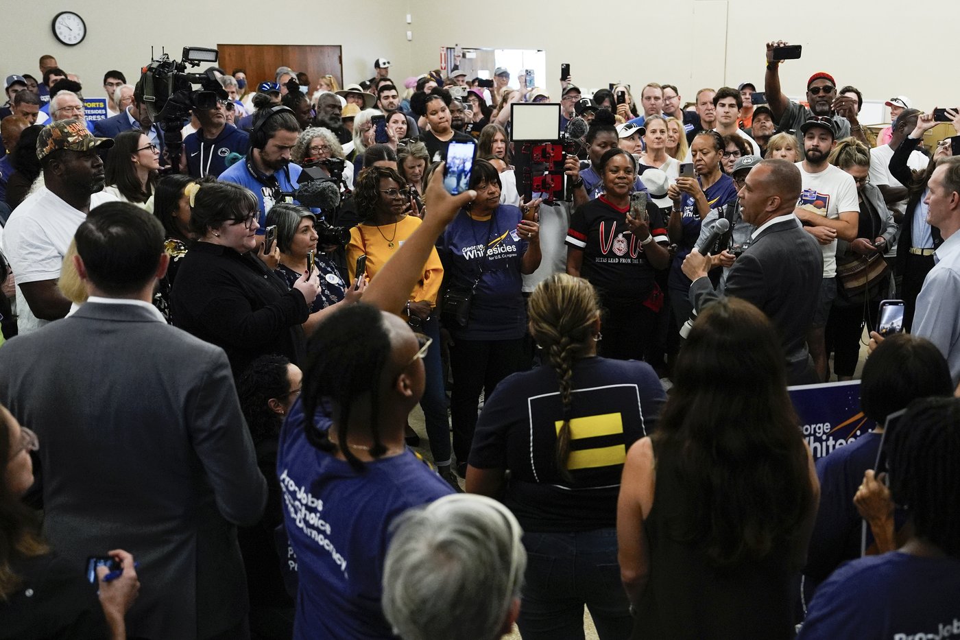 Hakeem Jeffries chooses calm over chaos as Democrats work to win the House majority | iNFOnews.ca