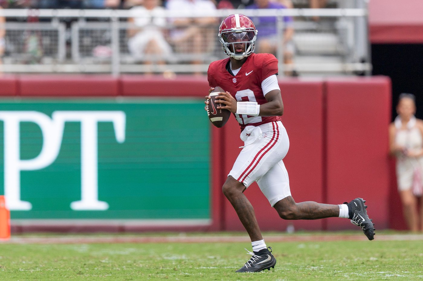 Keelon Russell shows off dual-threat ability as No. 13 Alabama handles East Carolina 48-10 | iNFOnews.ca Keelon Russell shows off dual-threat ability as No. 13 Alabama handles East Carolina 48-10 | iNFOnews.ca