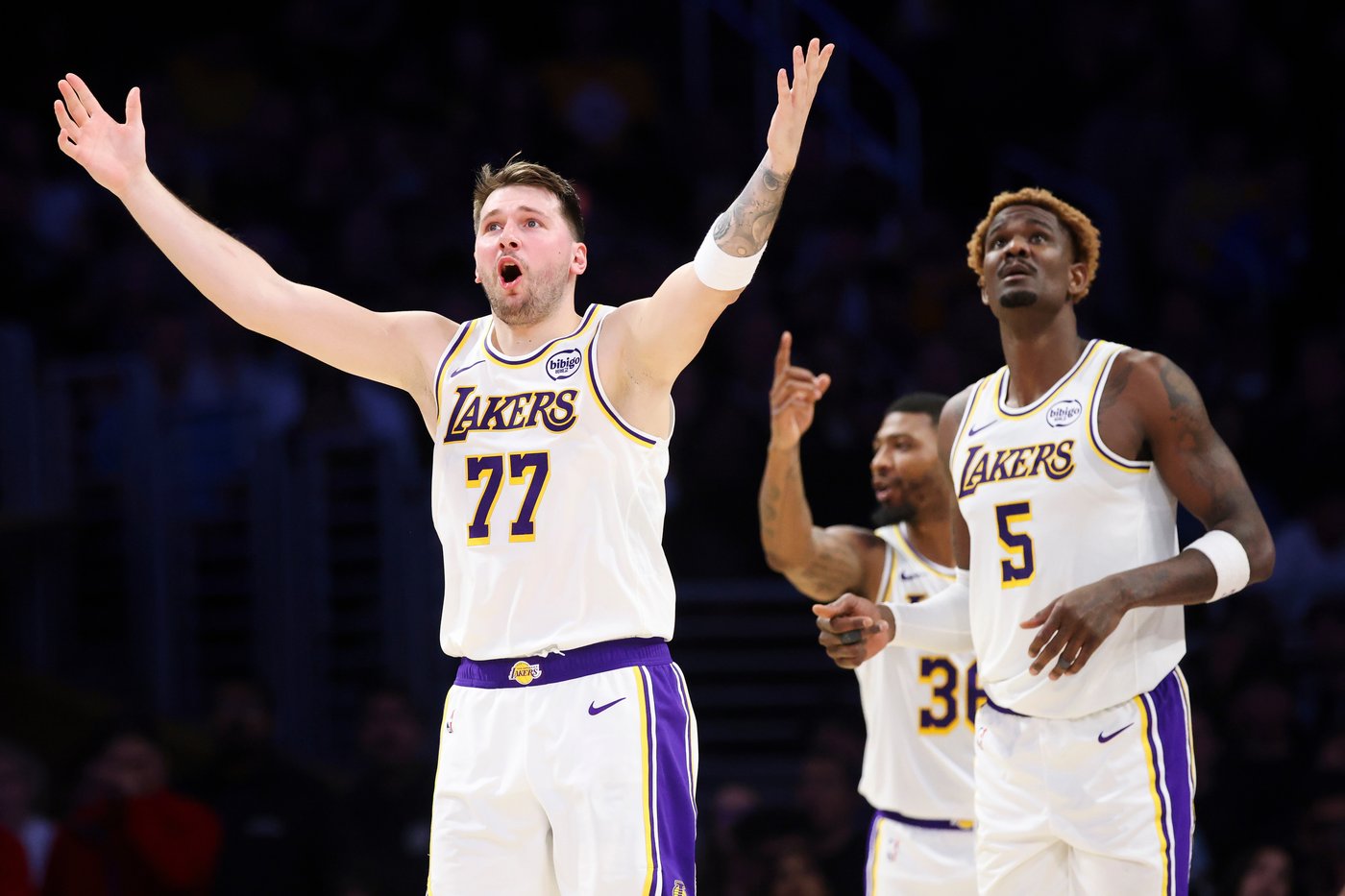 Luka Doncic and LeBron James combine for 68 points, Lakers end skid with 125-101 win over Kings | iNFOnews.ca