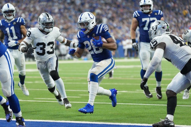 Jonathan Taylor runs for 3 touchdowns and Daniel Jones throws for 2 as Colts rout Raiders 40-6 | iNFOnews.ca