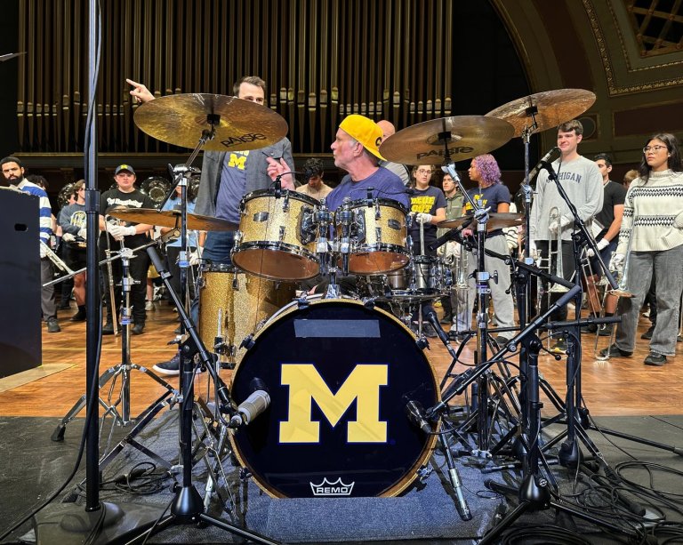 Red Hot Chili Peppers drummer Chad Smith honors Midwest roots with U. of Michigan music scholarship | iNFOnews.ca