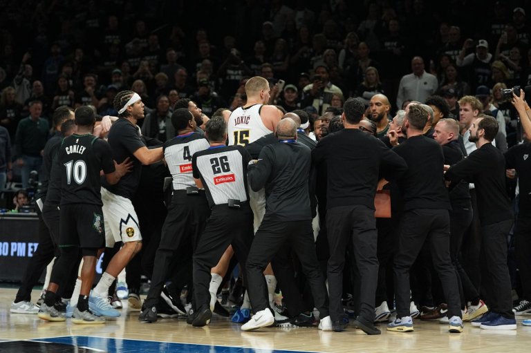 Jaden McDaniels angers the Nuggets again with a late layup that triggers shoving from Jokic | iNFOnews.ca