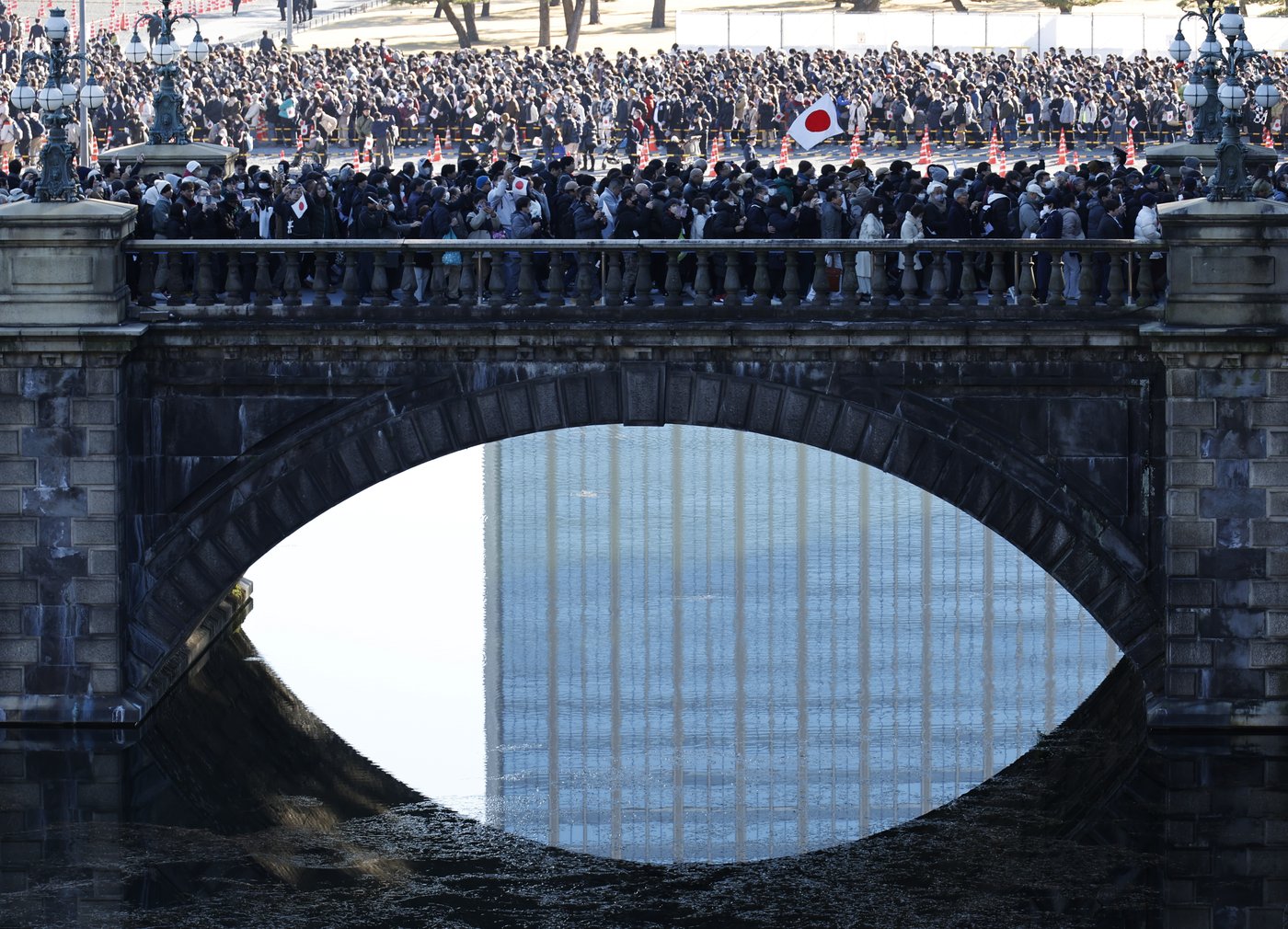 Japanese emperor and his family greet flag-waving crowd at the palace for New Year's | iNFOnews.ca