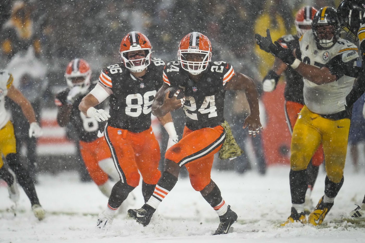 Nick Chubb plows through heavy snow for 2-yard TD, giving Browns 24-19 win over Steelers | iNFOnews.ca