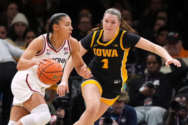 Fudd and Strong power No. 1 UConn past No. 11 Iowa in Women's Champions Classic | iNFOnews.ca