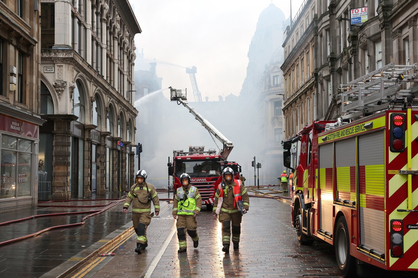 Glasgow building fire closes Scotland's busiest train station and disrupts rail services | iNFOnews.ca