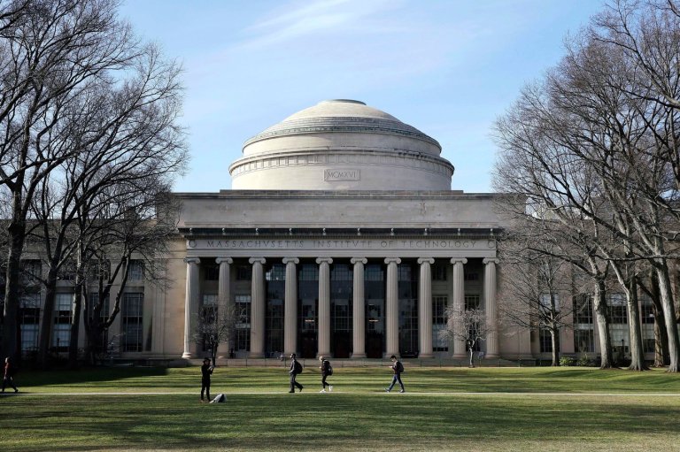 Authorities say they have no suspect in custody in the death of an MIT professor shot at home | iNFOnews.ca