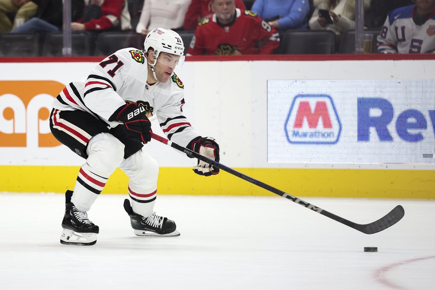 Red Wings hold off Blackhawks 5-3 for 6th straight victory | iNFOnews.ca