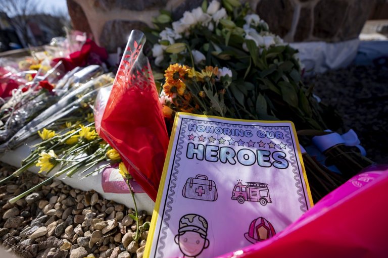 'Hurting': Vigil in Wainwright, Alta., for soldiers caught in deadly fire | iNFOnews.ca