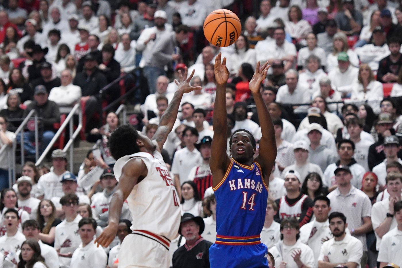 Peterson hits two late 3s as No. 11 Kansas wins 64-61 at No. 13 Texas Tech | iNFOnews.ca