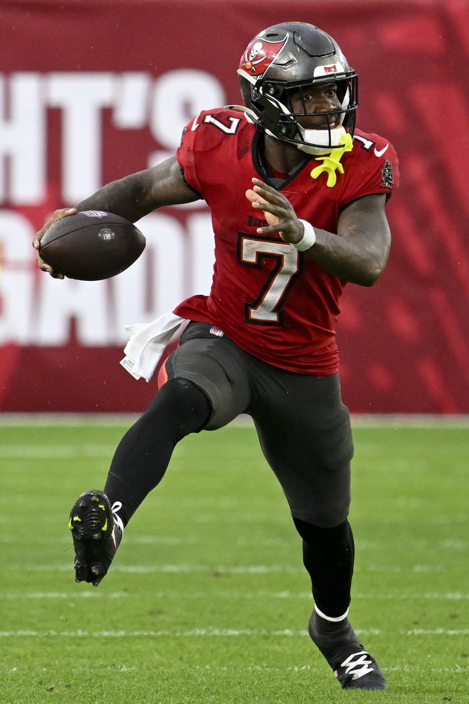 Mayfield throws 5 TD passes and Bucs keep playoff, NFC South hopes alive with 48-14 rout of Panthers | iNFOnews.ca Mayfield throws 5 TD passes and Bucs keep playoff, NFC South hopes alive with 48-14 rout of Panthers | iNFOnews.ca