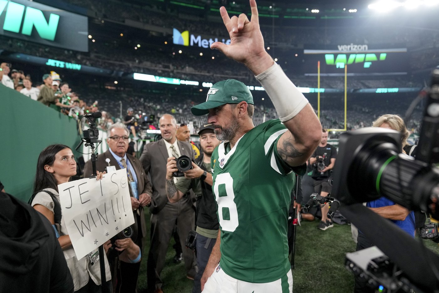 Jets' Aaron Rodgers returns to huge cheers for 1st home game since Achilles tendon injury last year | iNFOnews.ca