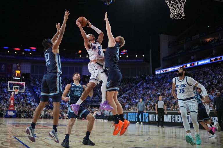 Heckler yells 'leave Greenland alone!' during US national anthem at NBA game in London | iNFOnews.ca