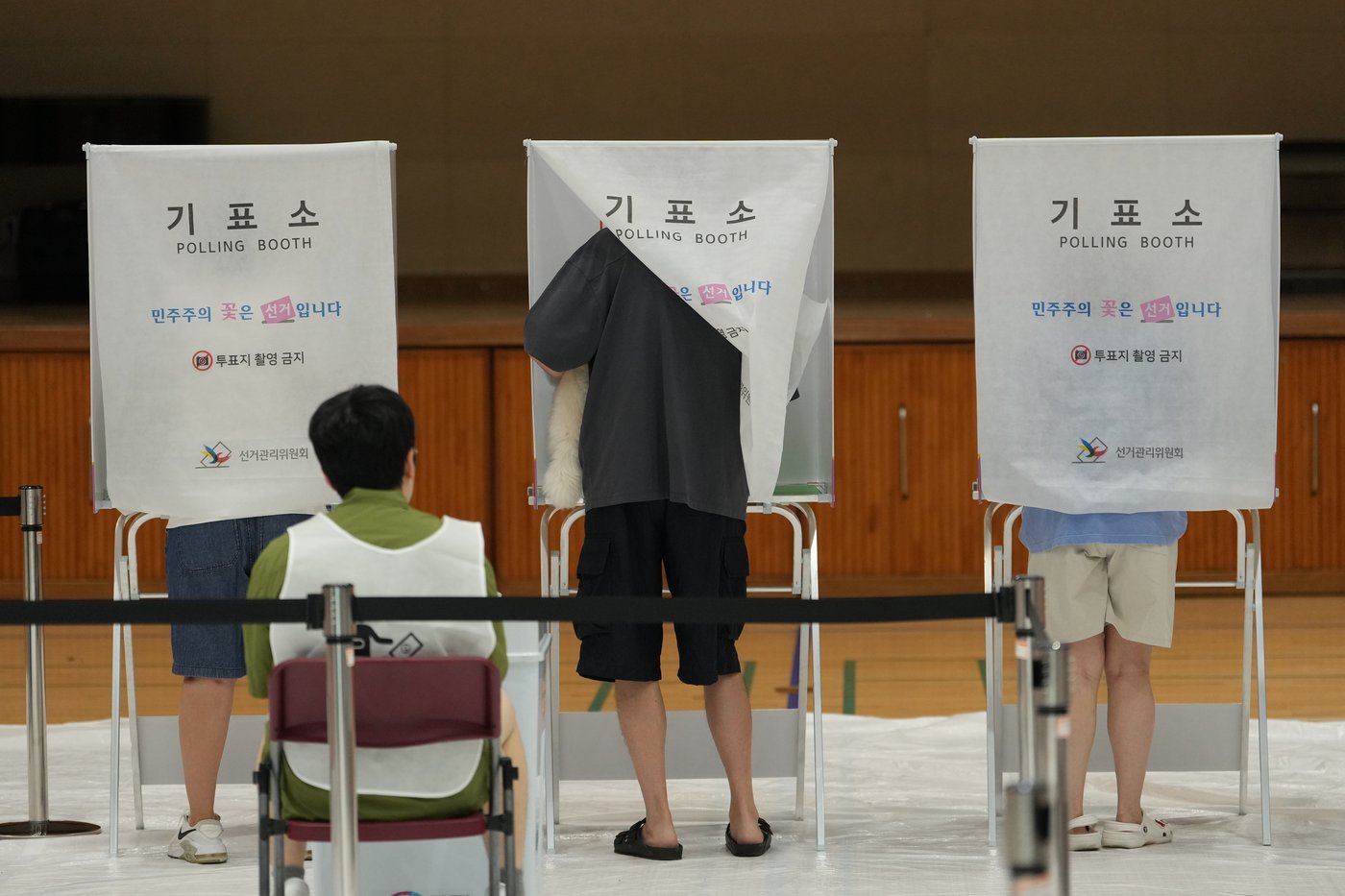 South Korea's ruling party wins most races in local elections but loses the crucial Seoul contest | iNFOnews.ca