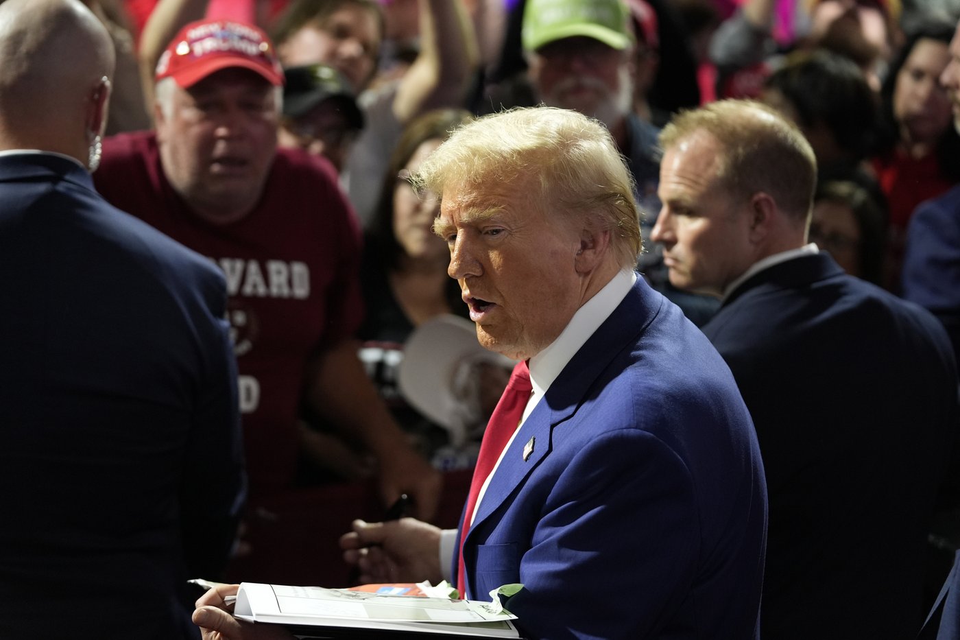 Harris zeros in on Black men, Trump focuses on women as both seek to fire up key voting blocs | iNFOnews.ca