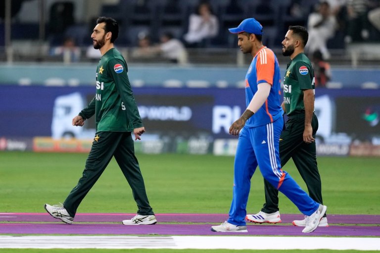 India chooses to bowl first against Pakistan in cricket's Asia Cup final, no handshakes at toss | iNFOnews.ca