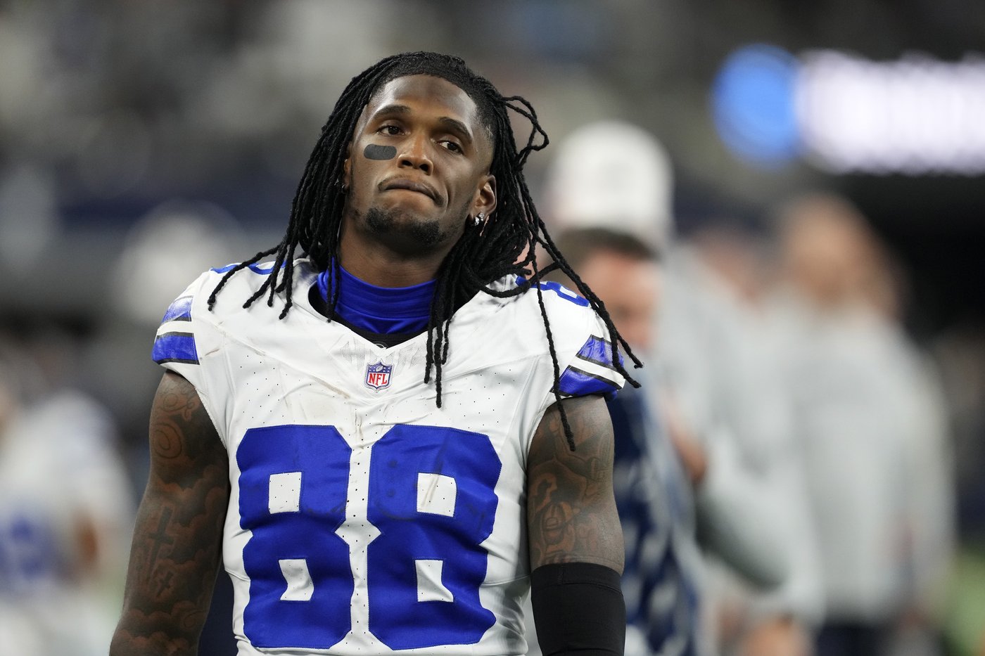 CeeDee Lamb throws shade after losing the ball in the sun as Jerry Jones bristles over curtains | iNFOnews.ca CeeDee Lamb throws shade after losing the ball in the sun as Jerry Jones bristles over curtains | iNFOnews.ca