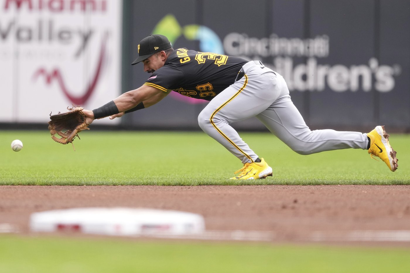 Paul Skenes strikes out 9 and pitches 2-hit ball through 5 innings as Pirates stop Reds 2-0 | iNFOnews.ca